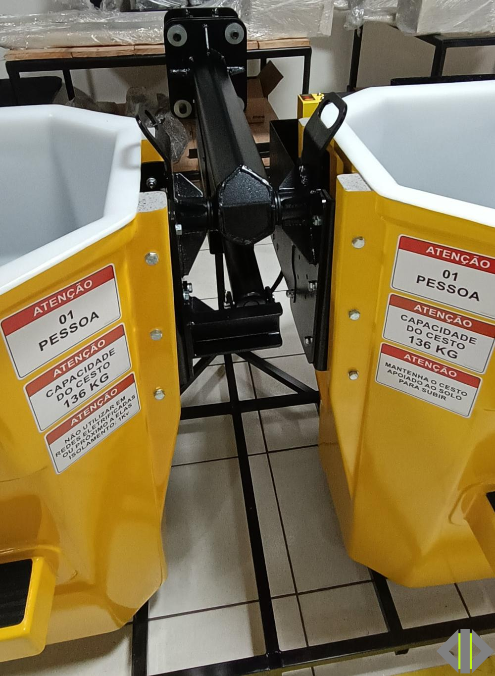 CESTO EM FIBRA ACOPLADO PARA GUINDASTE